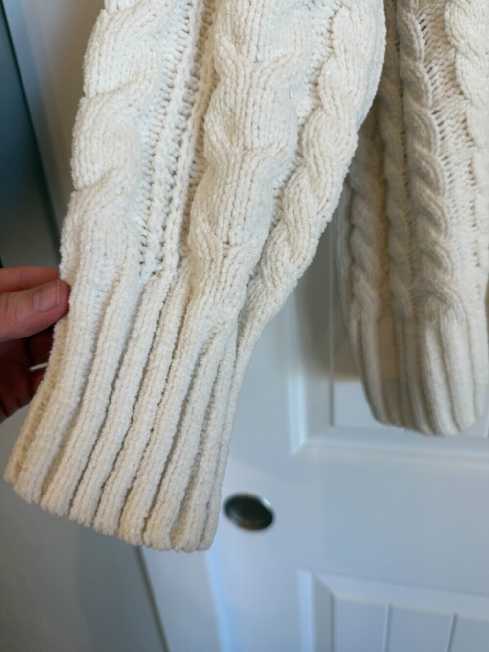 Cream chunky cable knit crewneck sweater. Size XXL - Picture 2 of 7